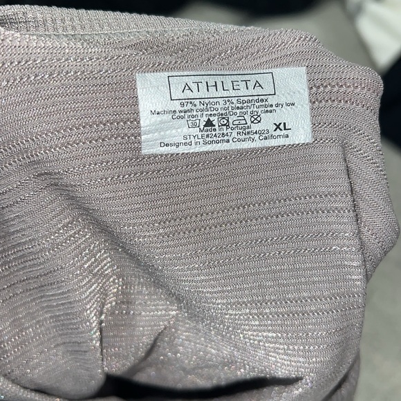 Athleta Shimmer Long Sleeve Scoop Back Shirt Thumb Holes Size XL Champagne Tan - Picture 7 of 7